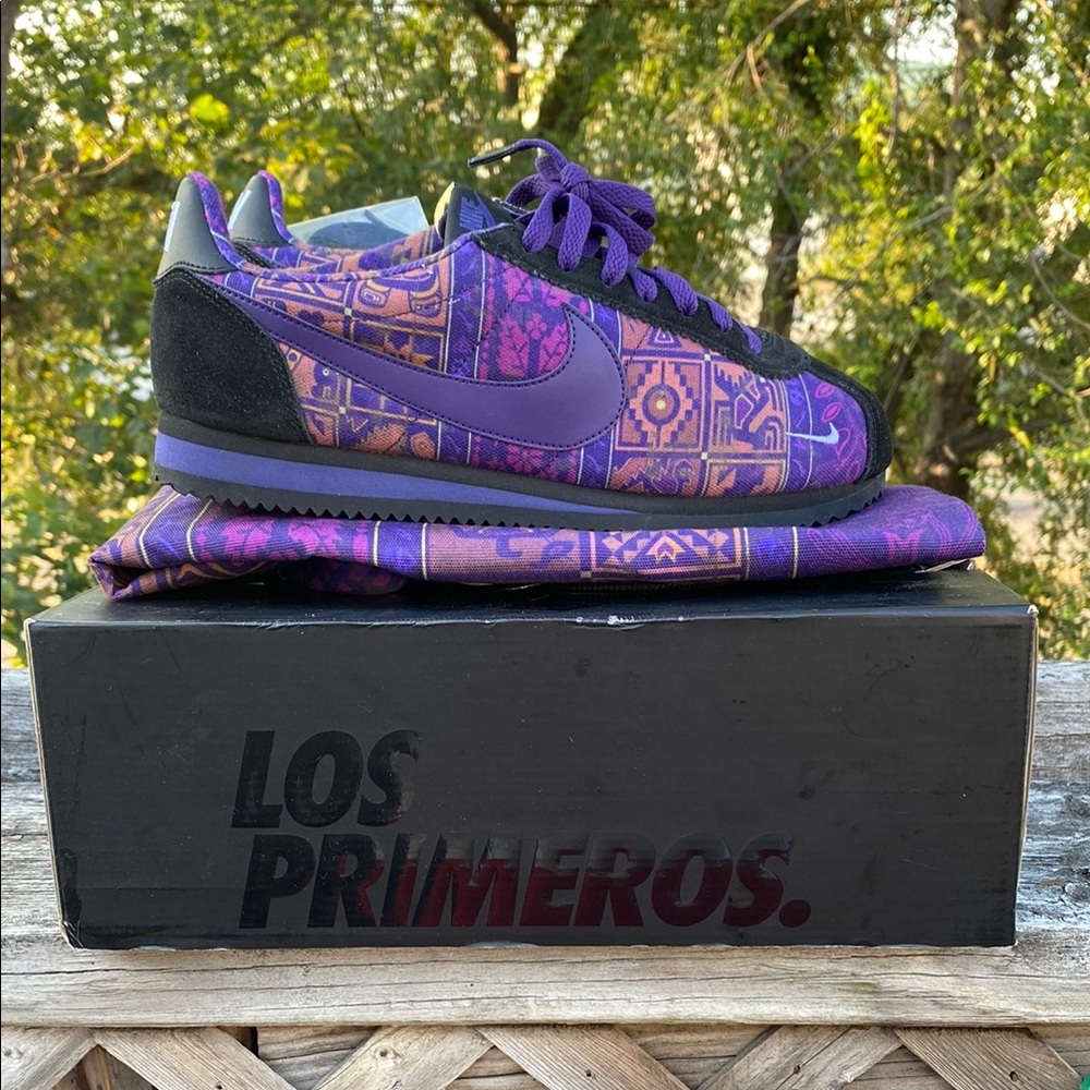 Nike Cortez Los Primeros Sneakers.           Size 9.5 comes with bag